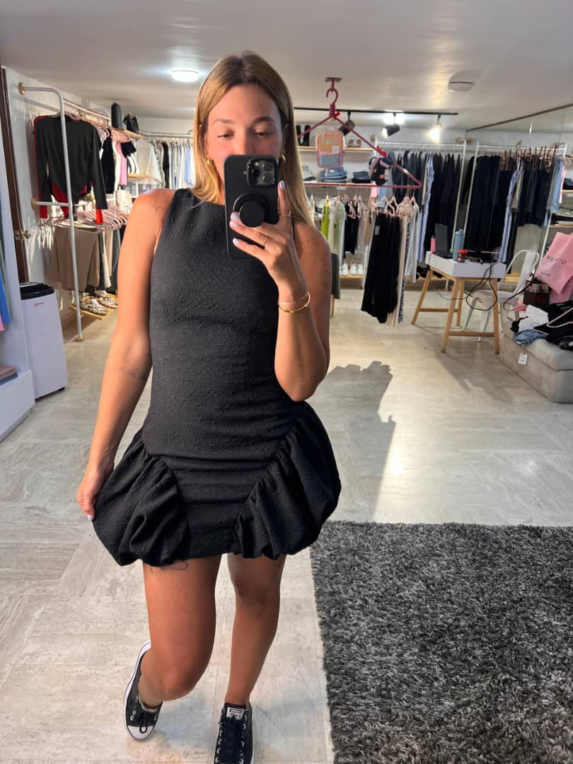 Vestido corto negro globo