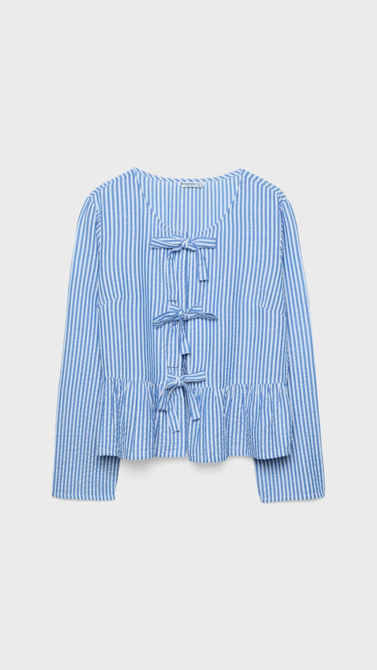 Camisa azul de rayas y lazo