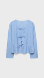 Camisa azul de rayas y lazo
