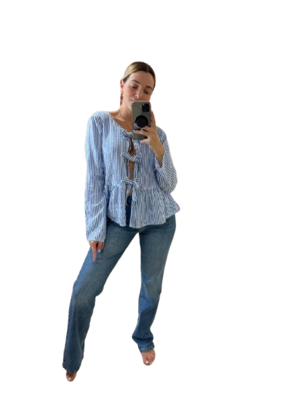 Camisa azul de rayas y lazo