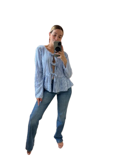Camisa azul de rayas y lazo